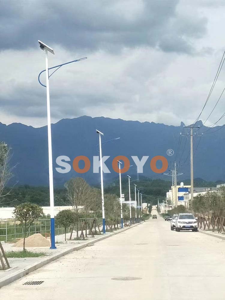 福建南平光澤縣某道路太陽能路燈成功亮燈