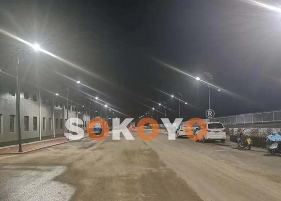 河北保定 廠區8米太陽能路燈